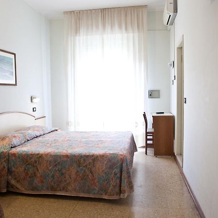 Hotel Latini ريميني المظهر الخارجي الصورة