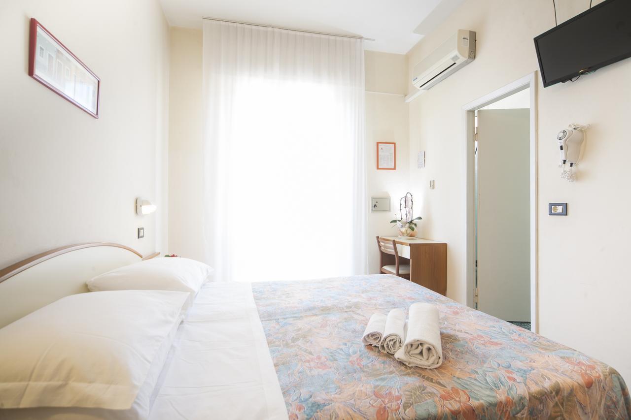Hotel Latini ريميني المظهر الخارجي الصورة