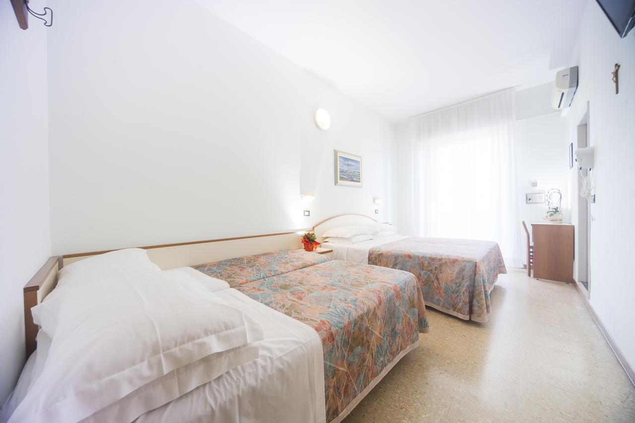 Hotel Latini ريميني المظهر الخارجي الصورة