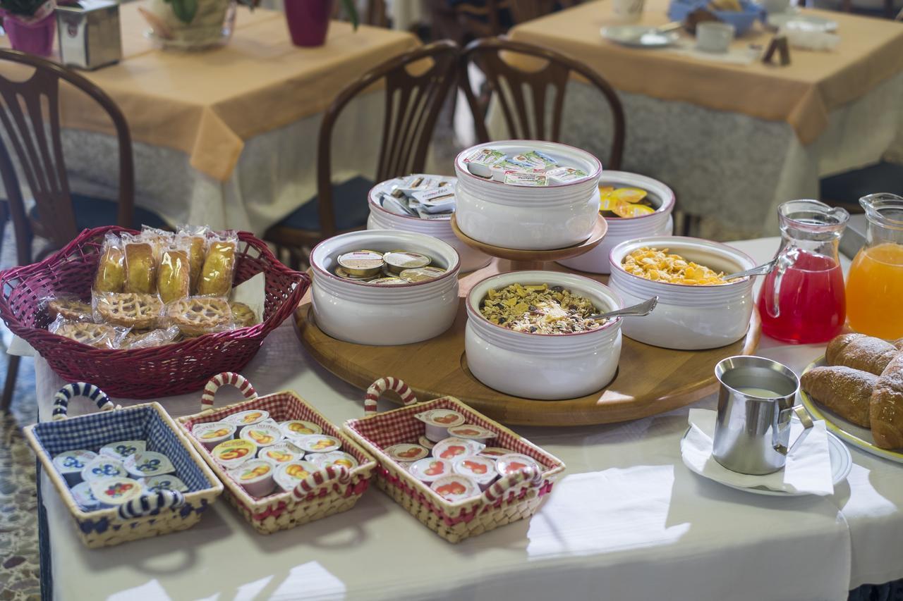 Hotel Latini ريميني المظهر الخارجي الصورة
