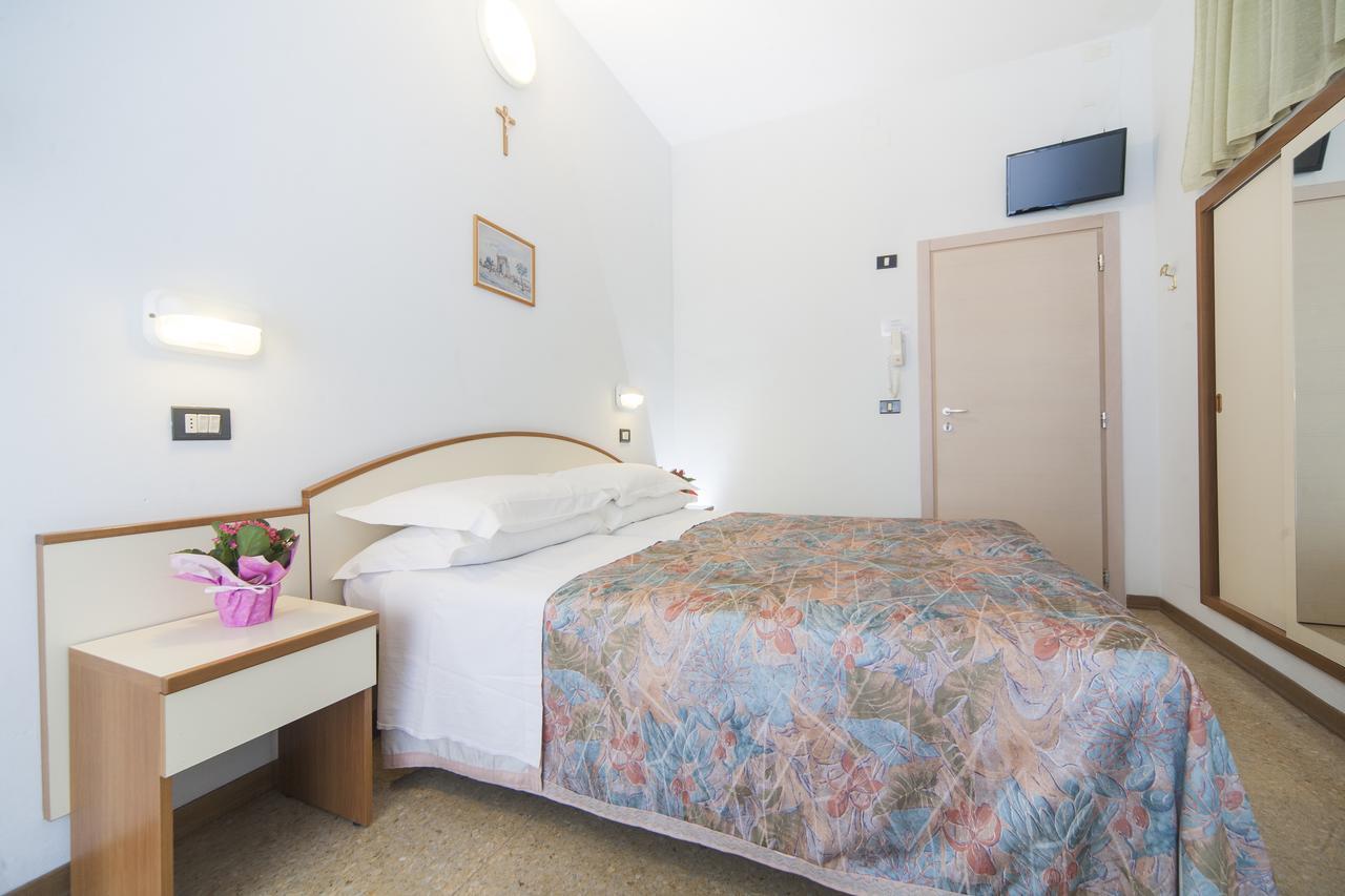Hotel Latini ريميني المظهر الخارجي الصورة